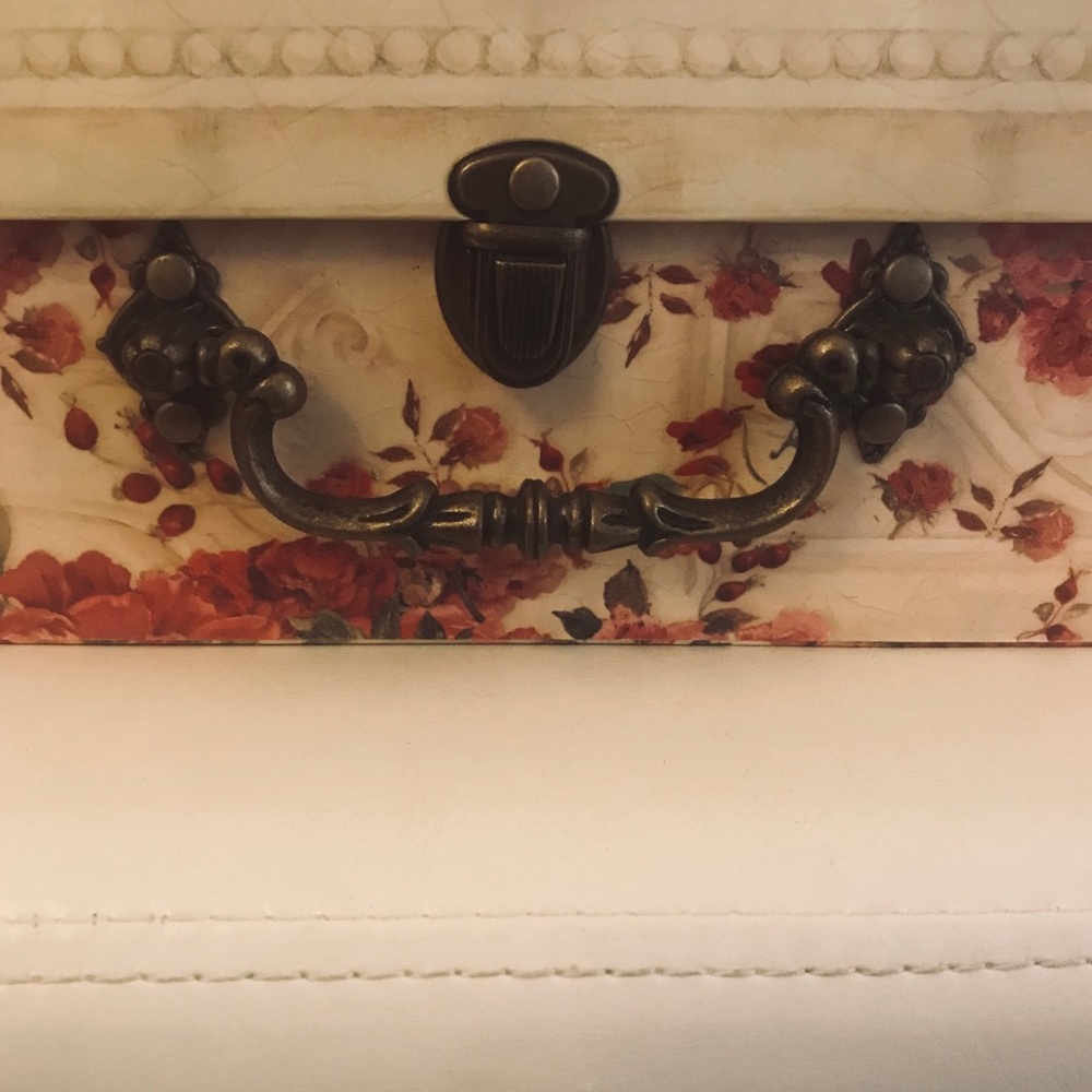 Vintage Style Storage Box With Handle - Picture 3 of 5